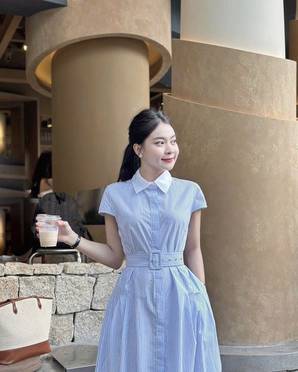 VÁY KẺ XANH PHỐI CỔ TRẮNG ĐAI EO