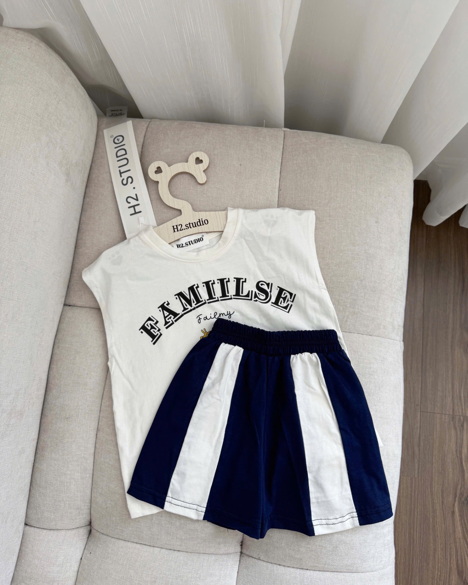 BỘ ĐÙI TRẮNG XN QUẦN KẺ CHỮ FAMILI
