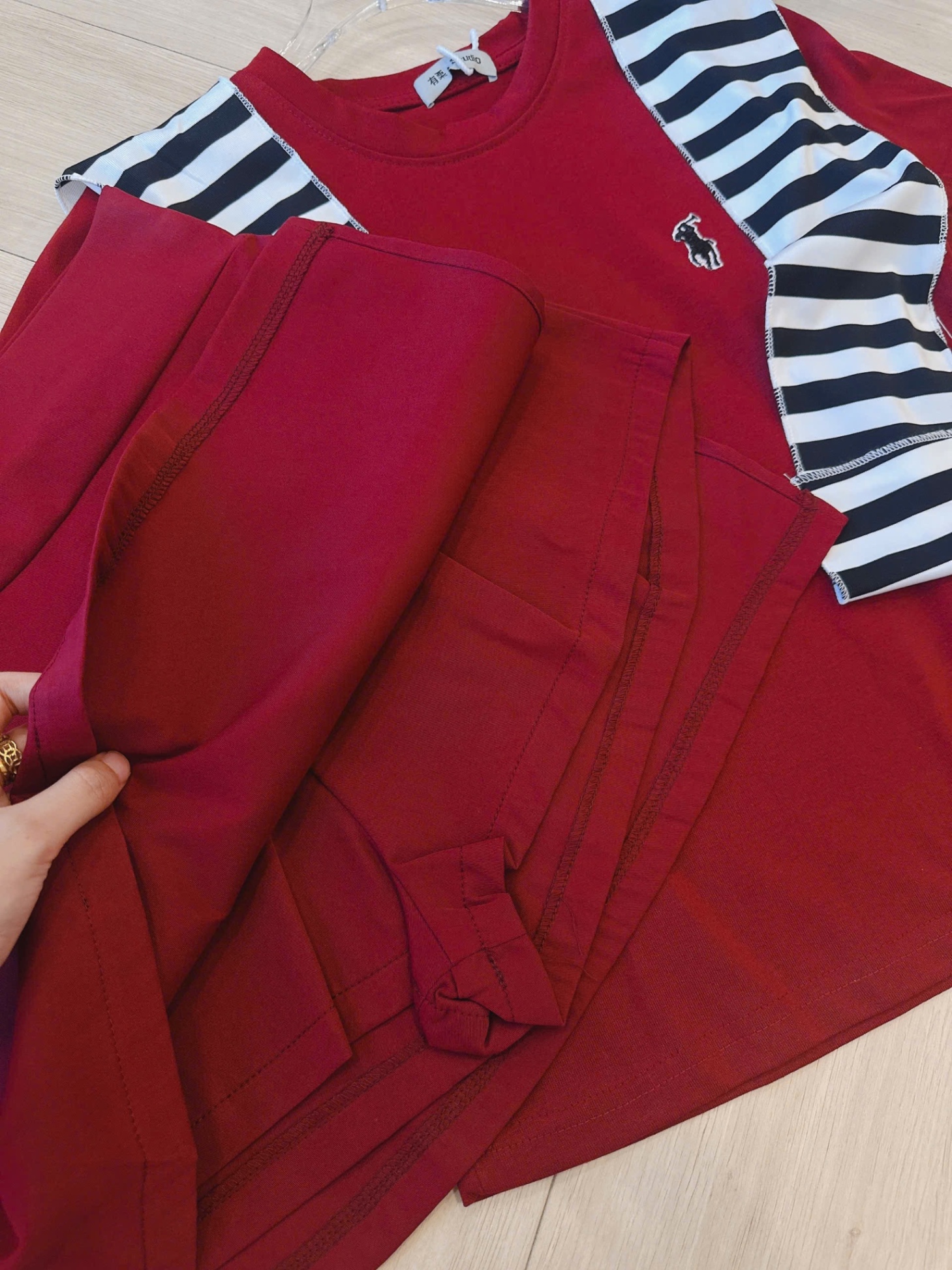 SET ÁO CỘC ĐỎ MIX CV XẺ SƯỜN MIX KHĂN