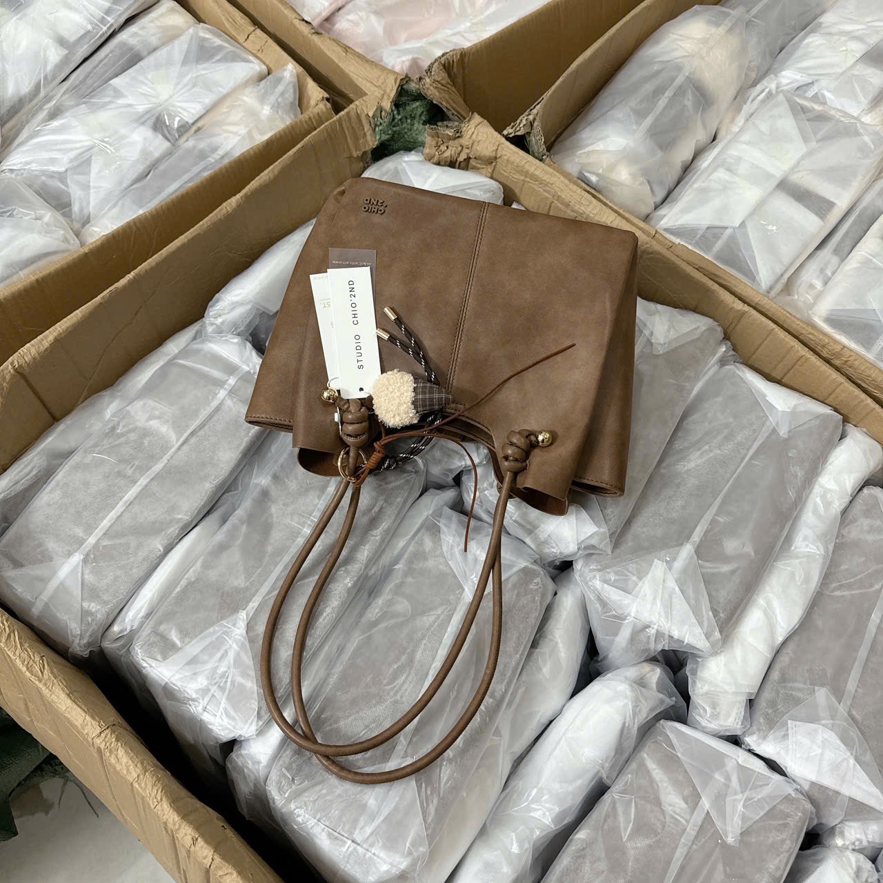 TÚI XÁCH CHIO’2ND CHARM KEM ỐC QUẾ MÀU NÂU