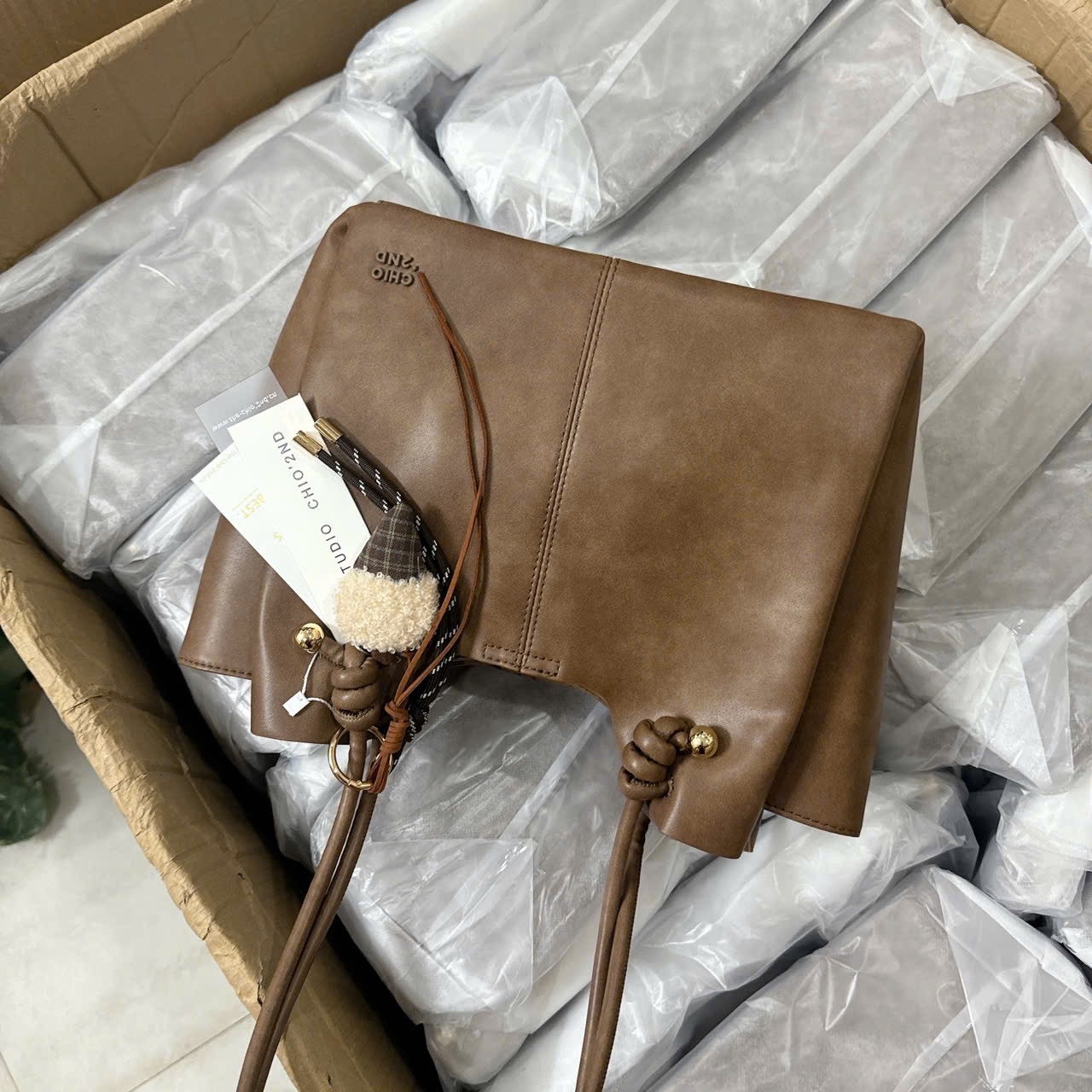 TÚI XÁCH CHIO’2ND CHARM KEM ỐC QUẾ MÀU NÂU