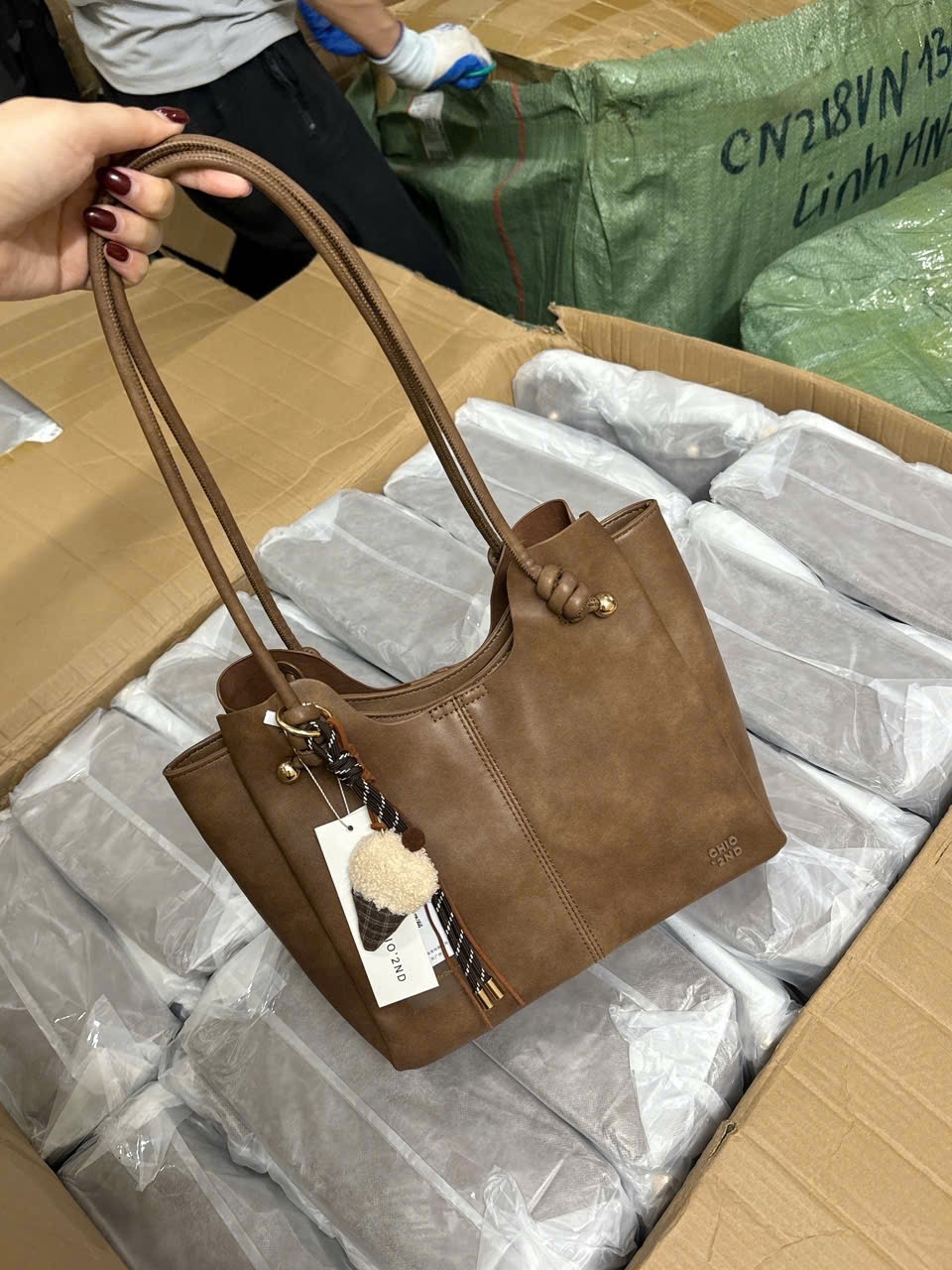 TÚI XÁCH CHIO’2ND CHARM KEM ỐC QUẾ MÀU NÂU