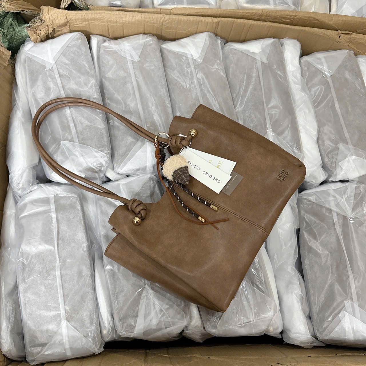 TÚI XÁCH CHIO’2ND CHARM KEM ỐC QUẾ MÀU NÂU