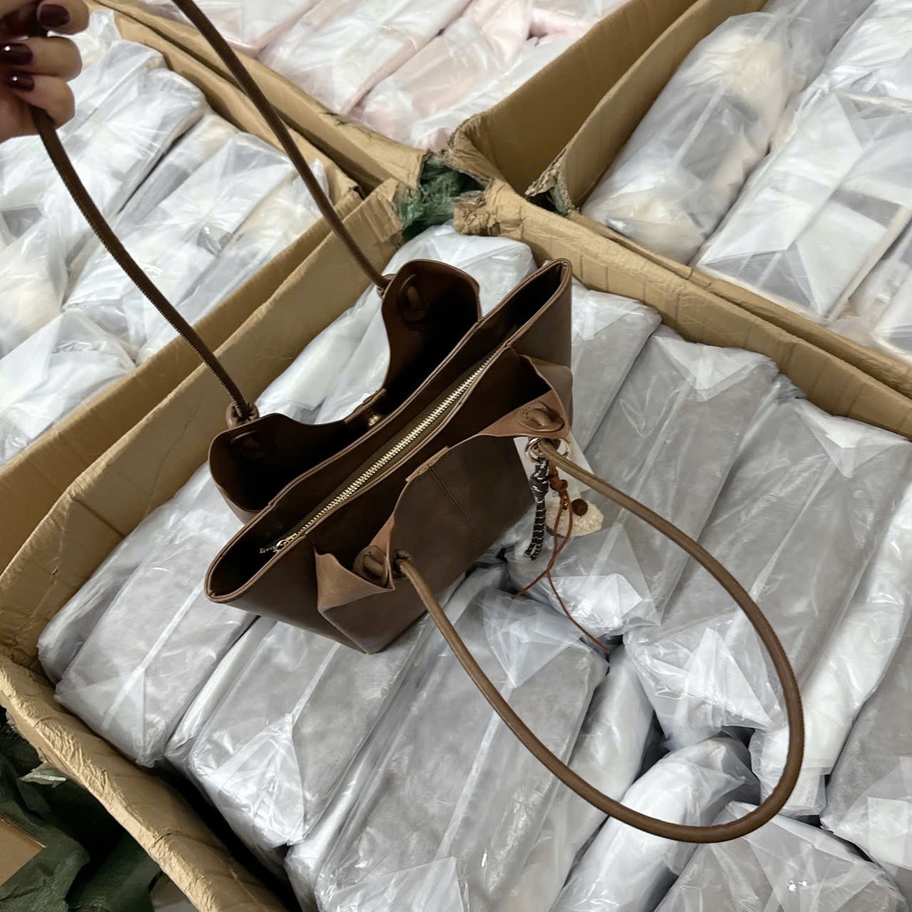 TÚI XÁCH CHIO’2ND CHARM KEM ỐC QUẾ MÀU NÂU