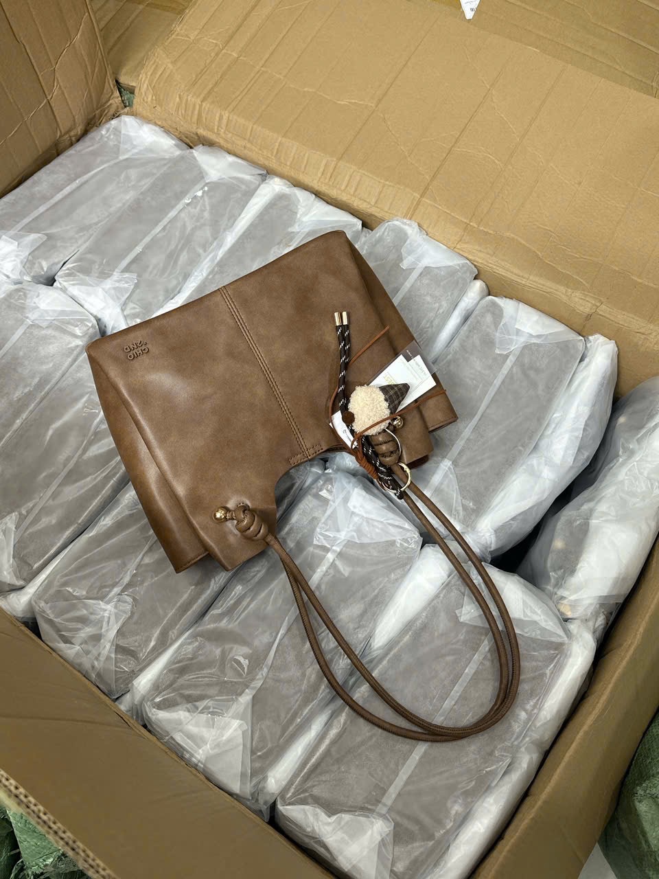 TÚI XÁCH CHIO’2ND CHARM KEM ỐC QUẾ MÀU NÂU