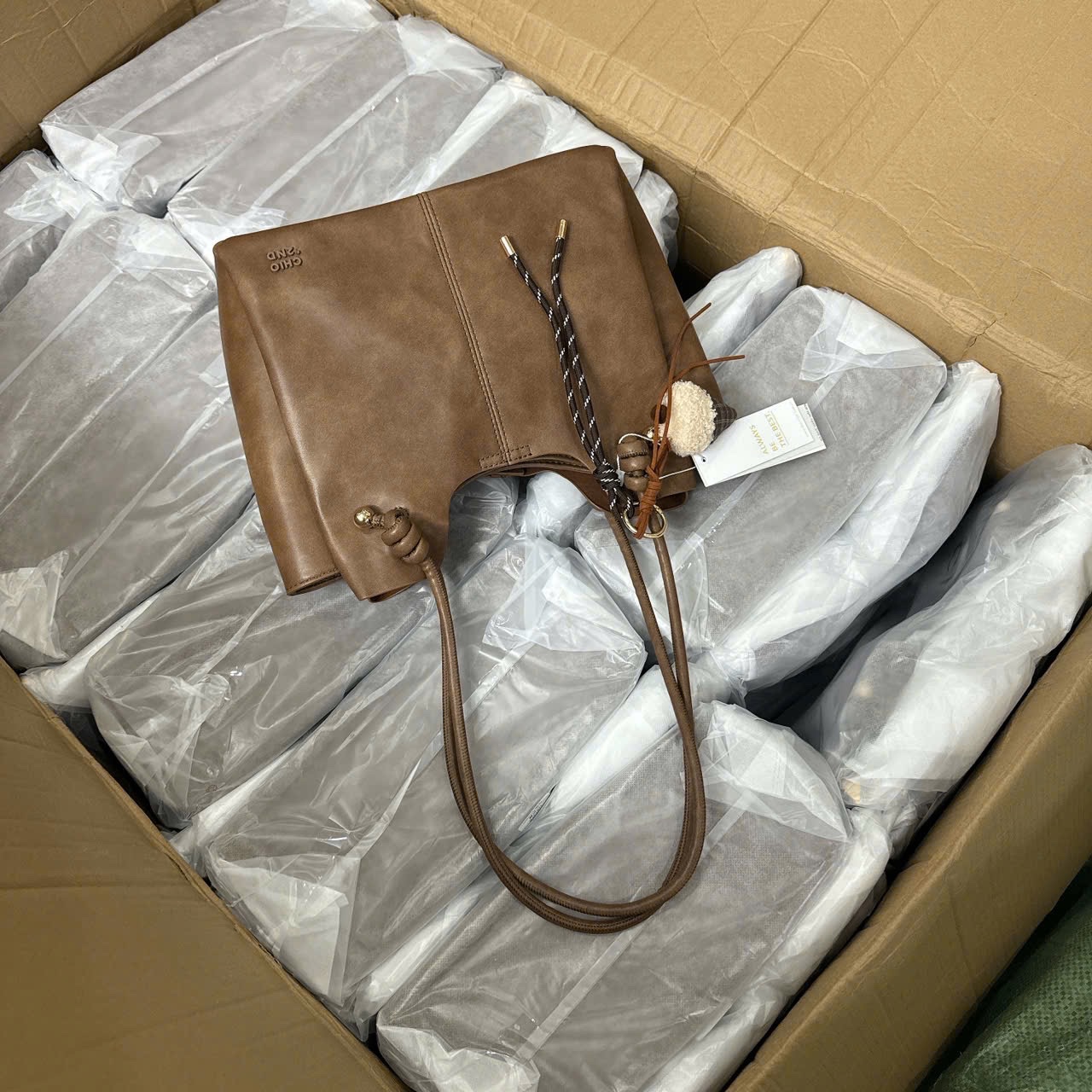 TÚI XÁCH CHIO’2ND CHARM KEM ỐC QUẾ MÀU NÂU