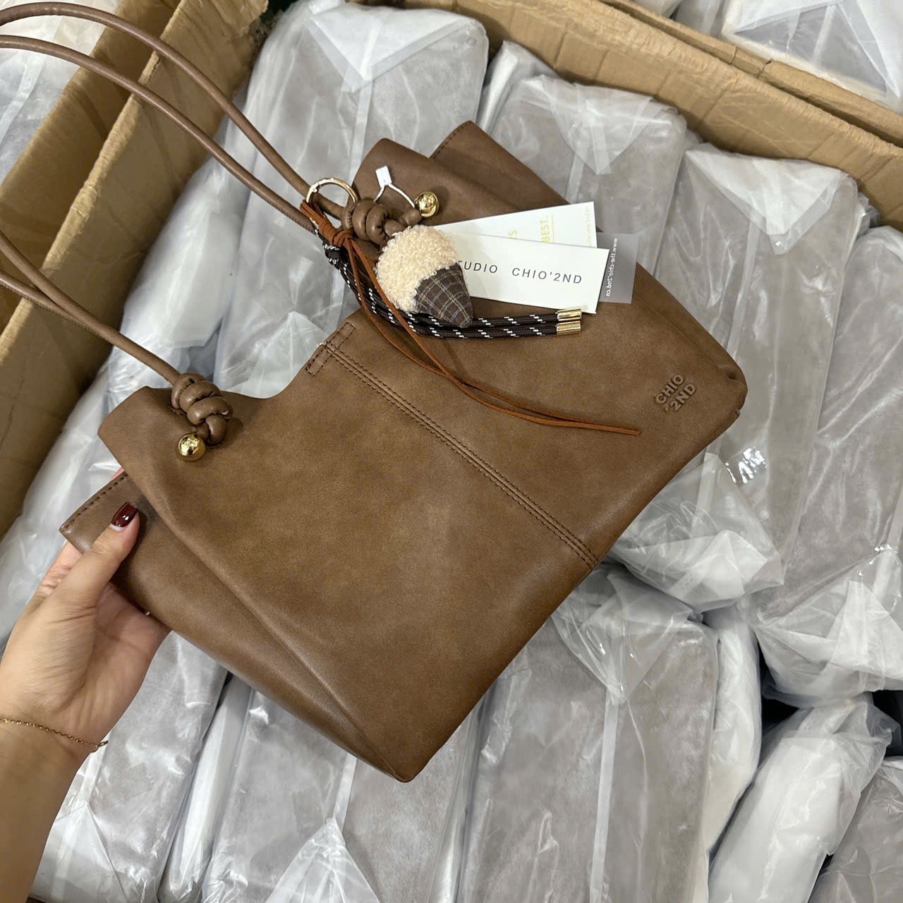 TÚI XÁCH CHIO’2ND CHARM KEM ỐC QUẾ MÀU NÂU