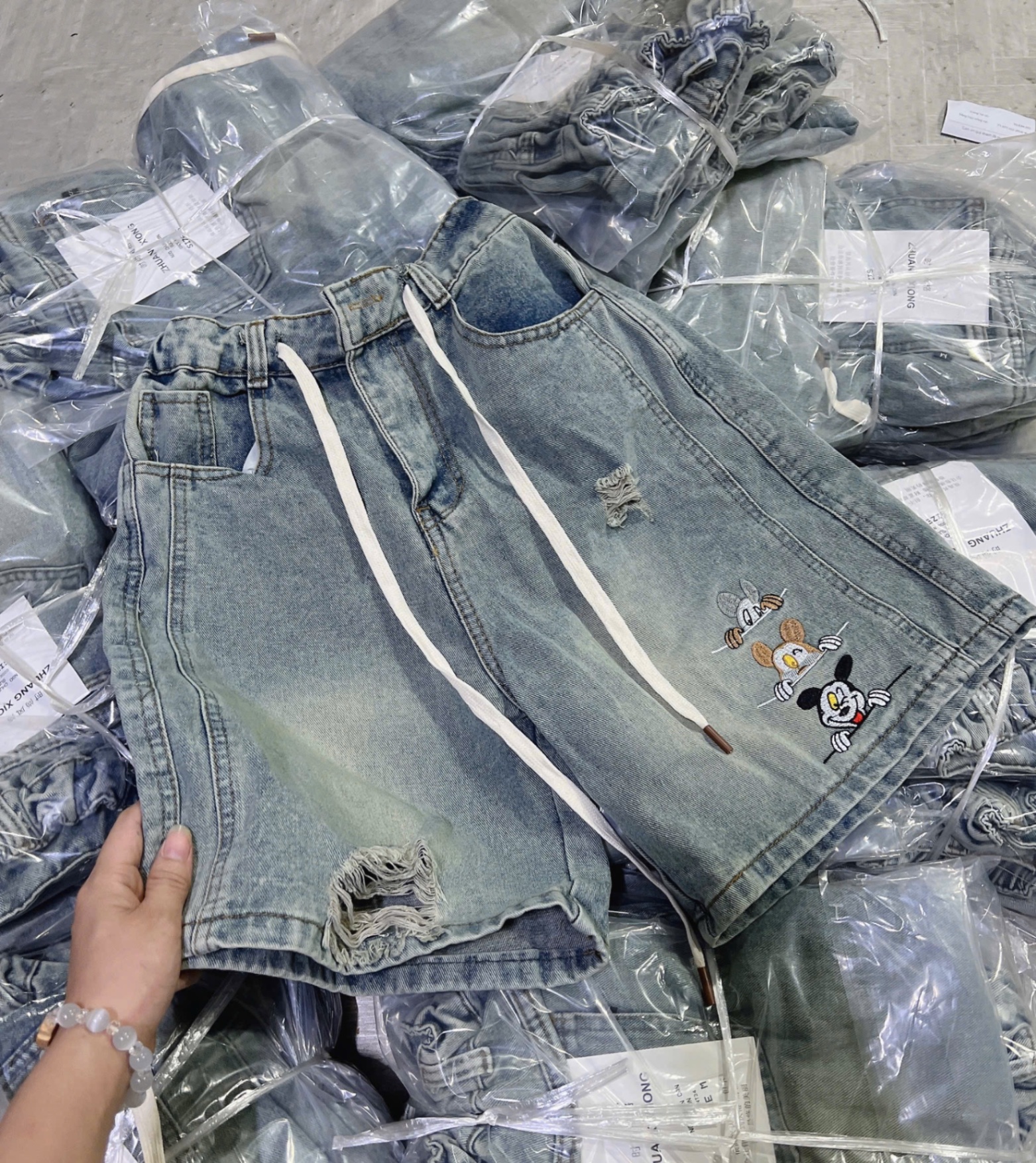 QUẦN SHORT JEAN XANH THÊU MICKY