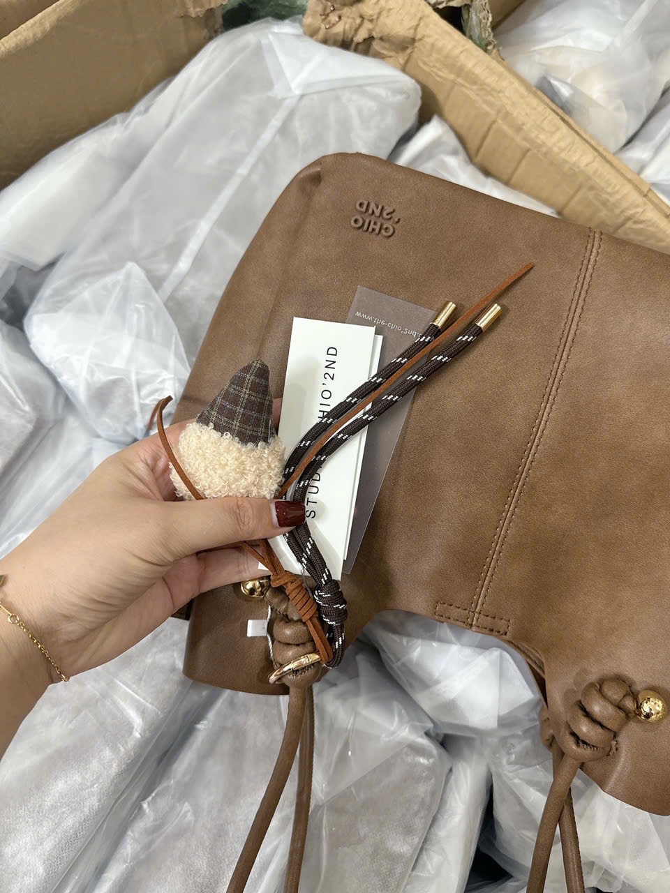 TÚI XÁCH CHIO’2ND CHARM KEM ỐC QUẾ MÀU NÂU