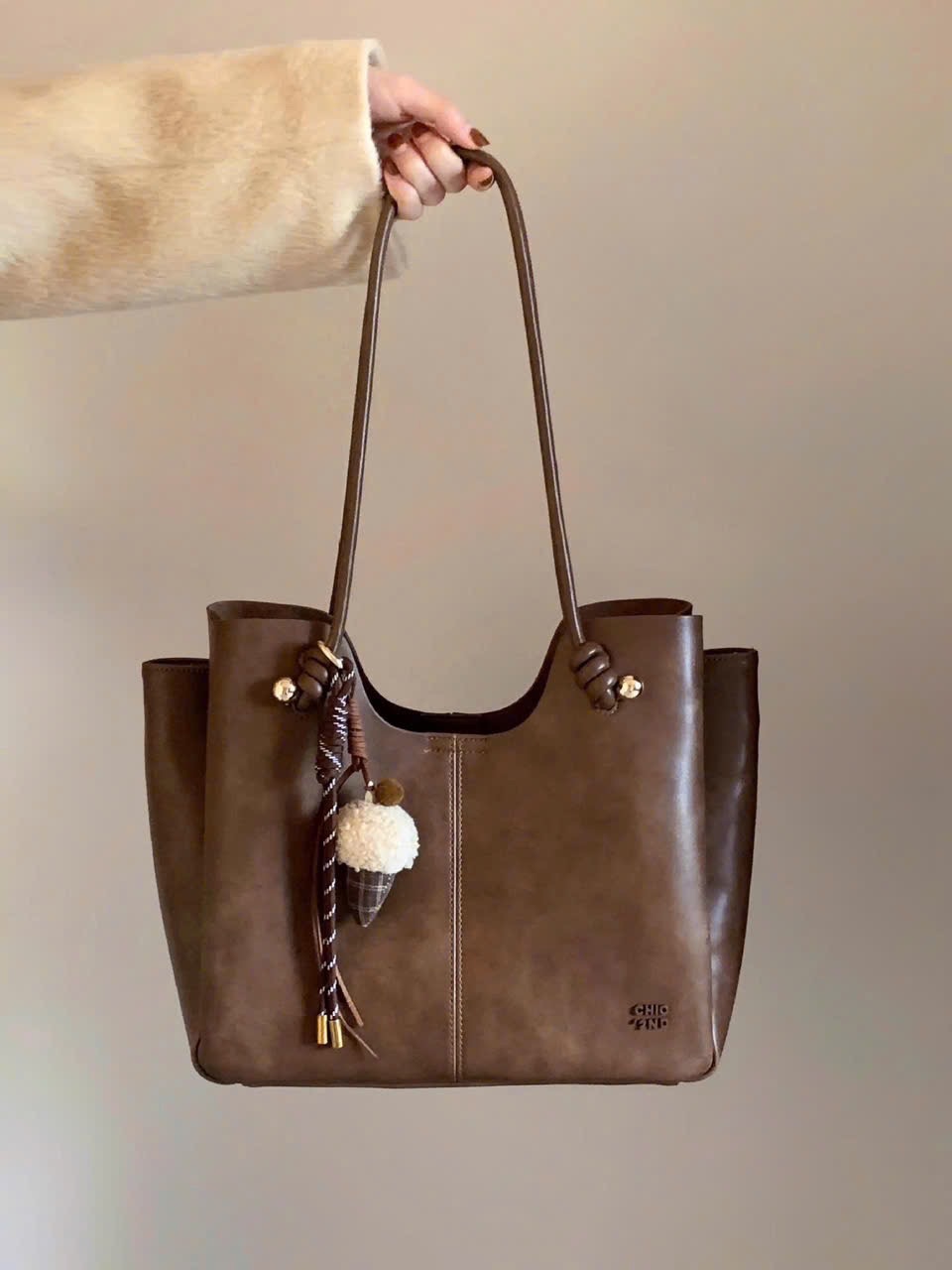 TÚI XÁCH CHIO’2ND CHARM KEM ỐC QUẾ MÀU NÂU