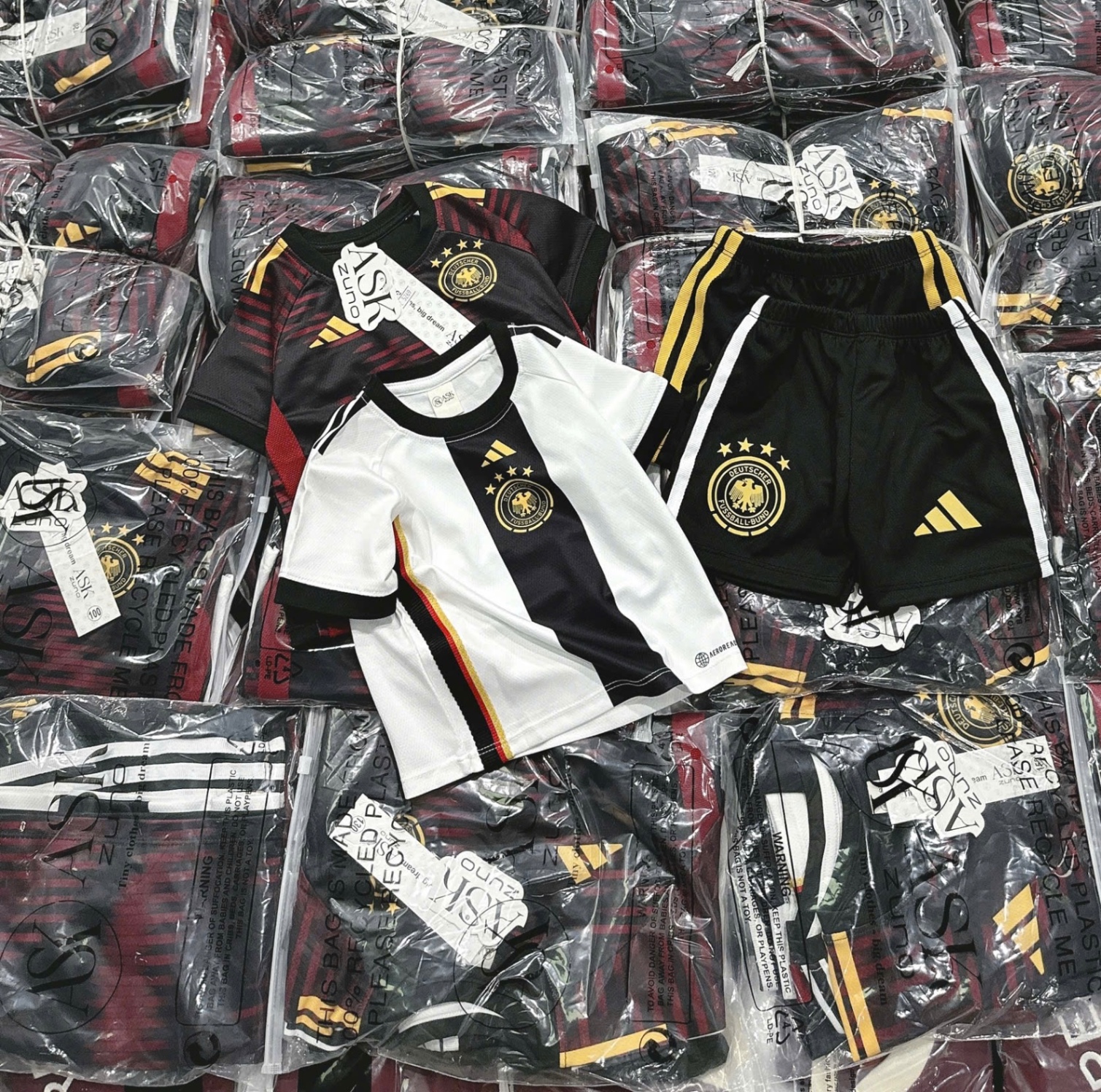 SET 2 BỘ ĐÙI BÓNG ĐÁ TONE ĐỎ TRẮNG