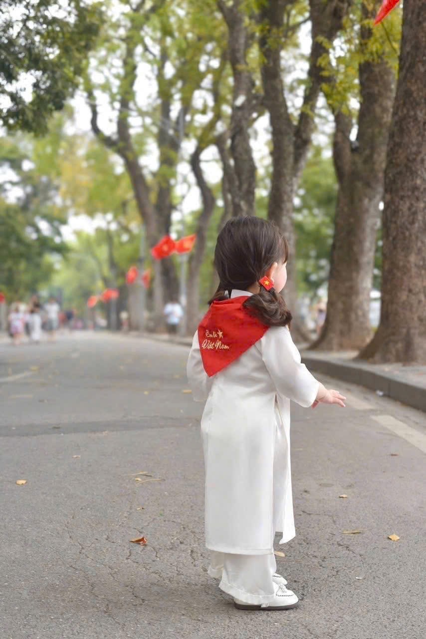 SET AO DÀI GẤM TRẮNG KÈM KHĂN CHOÀNG KẸP CỜ