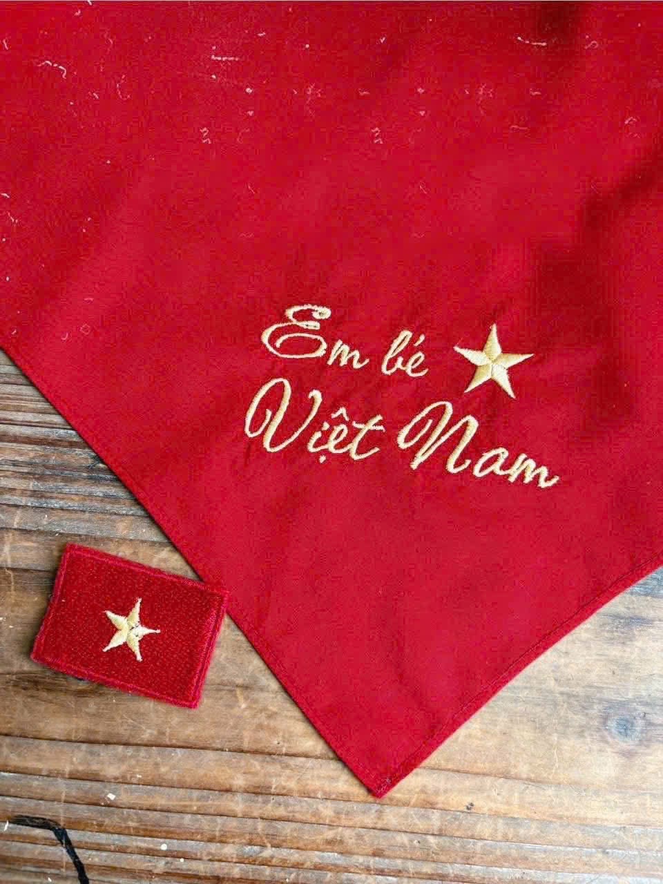 SET AO DÀI GẤM TRẮNG KÈM KHĂN CHOÀNG KẸP CỜ