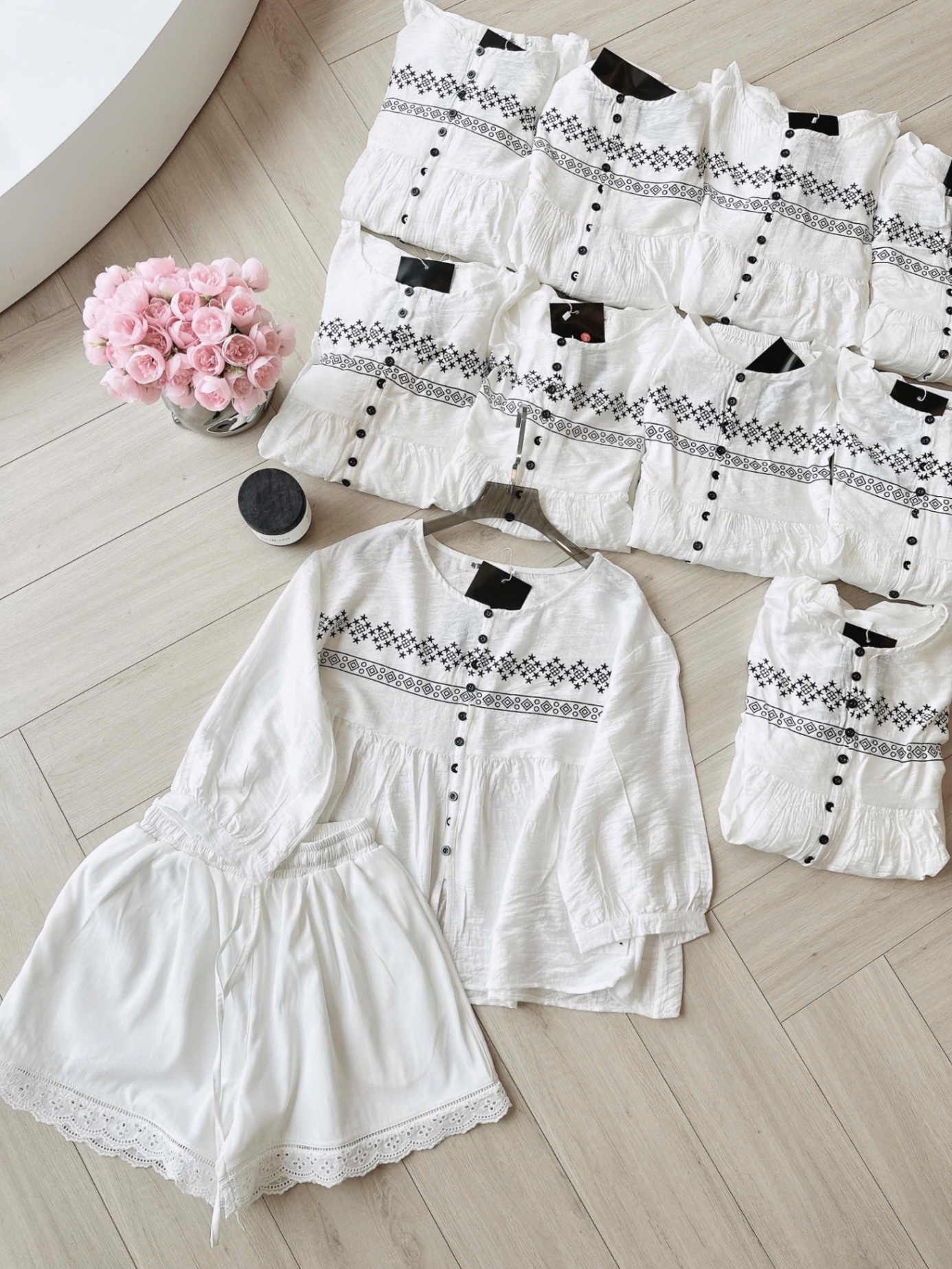 SET BỘ ĐŨI TRẮNG THÊU HOA ĐEN THIẾT KẾ