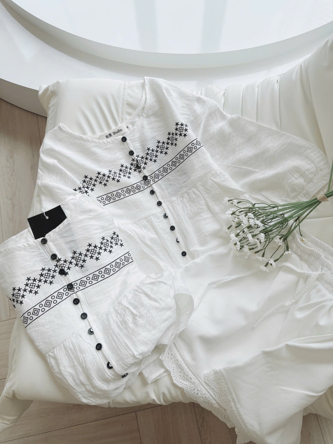 SET BỘ ĐŨI TRẮNG THÊU HOA ĐEN THIẾT KẾ
