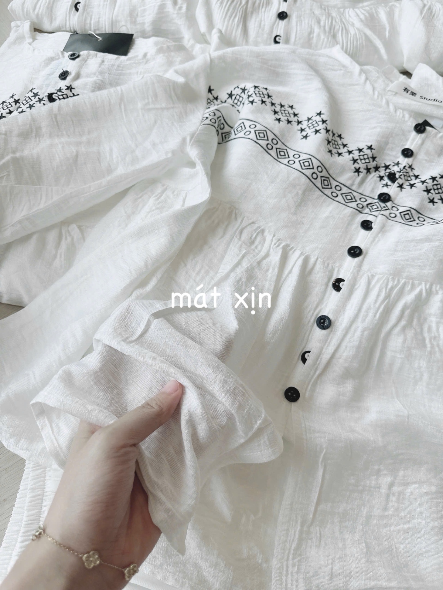 SET BỘ ĐŨI TRẮNG THÊU HOA ĐEN THIẾT KẾ
