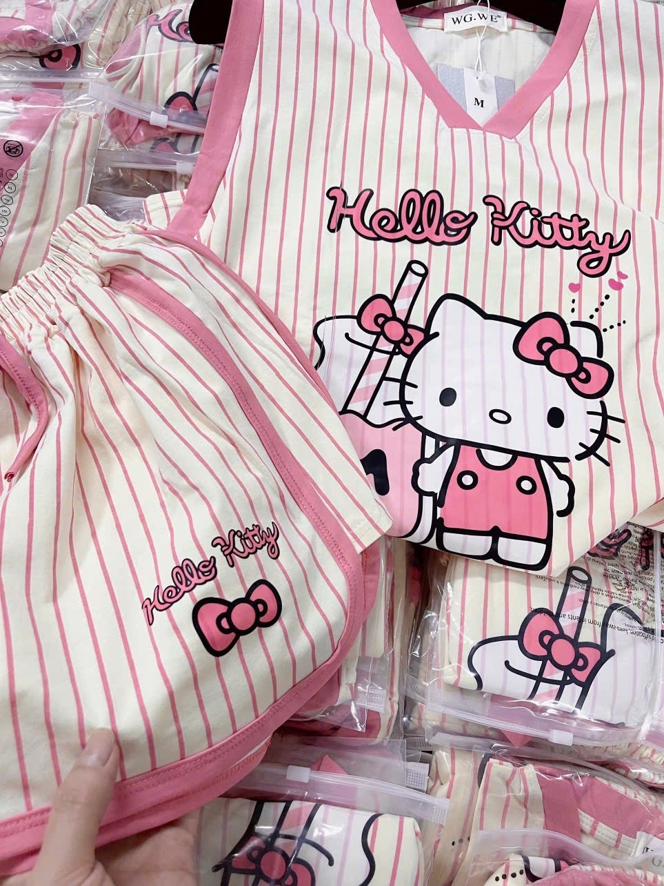 BỘ ĐÙI KẺ HỒNG BA LỖ KITTY