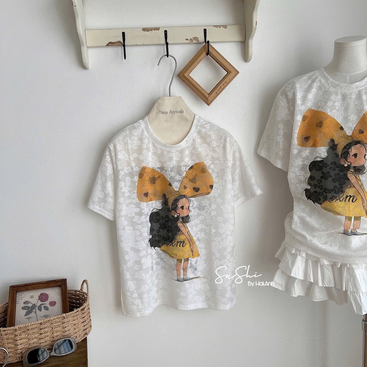 M253313 - ÁO CỘC REN HOA CÔ GÁI NƠ VÀNG QC