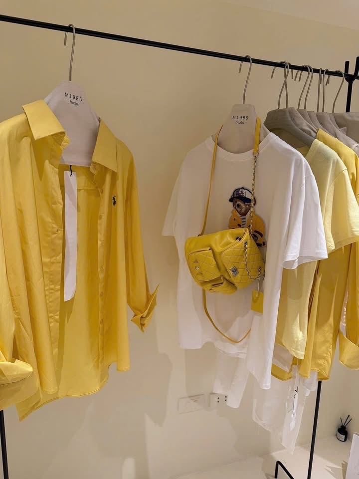 SET ÁO SƠ MI VÀNG KÈM PULL TRẮNG HÌNH GẤU