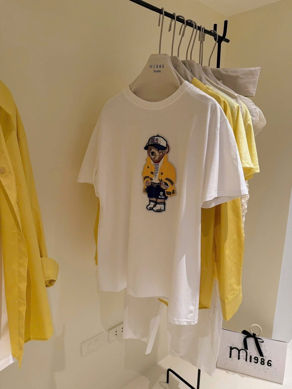 SET ÁO SƠ MI VÀNG KÈM PULL TRẮNG HÌNH GẤU