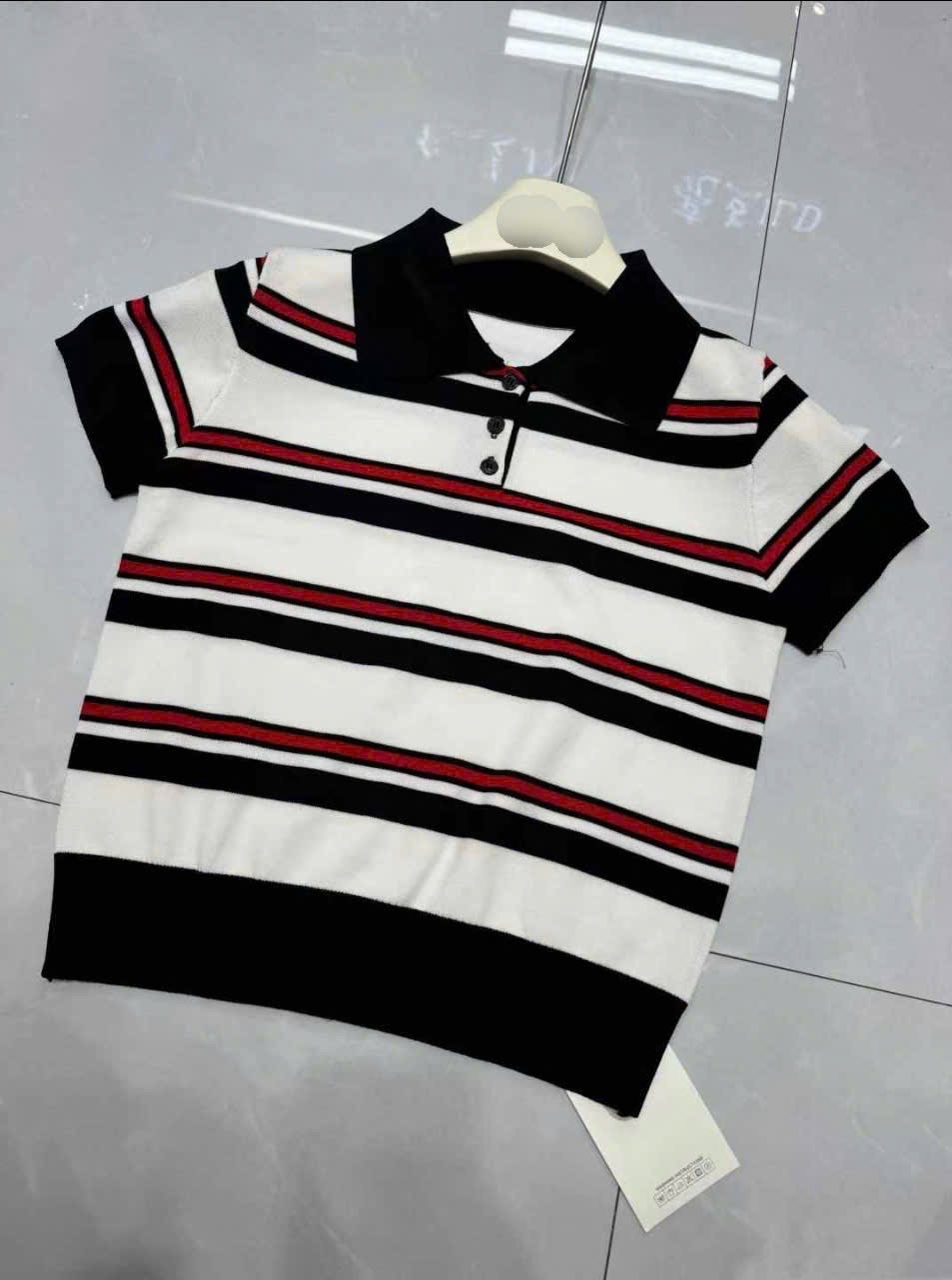 ÁO POLO KẺ ĐEN ĐỎ QC