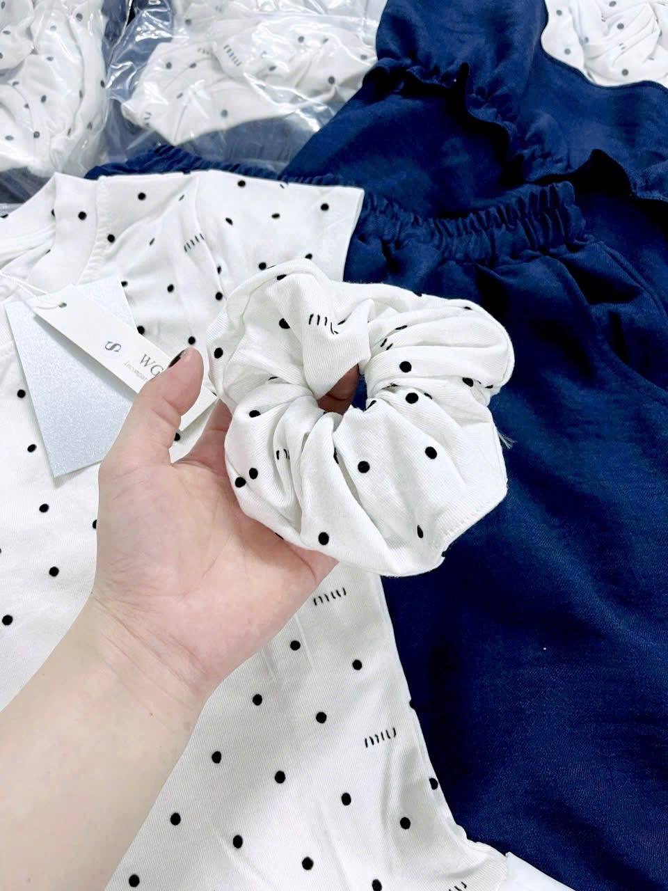 SET ÁO CHẤM BI QUẦN SUÔNG BÈO KÈM BUỘC TOC