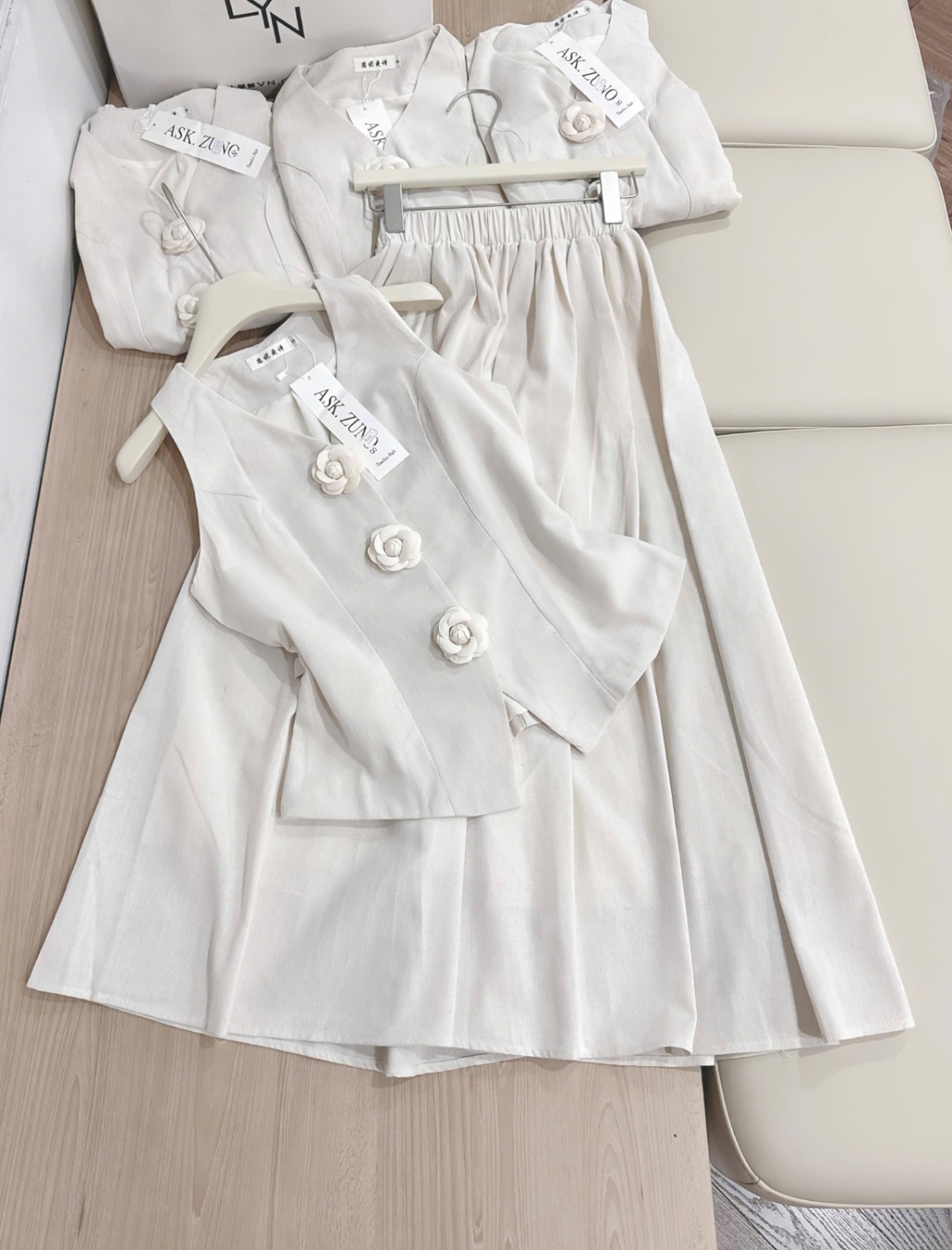 SÉT LIEN CỔ VEST ĐÍNH HOA MÀU BE