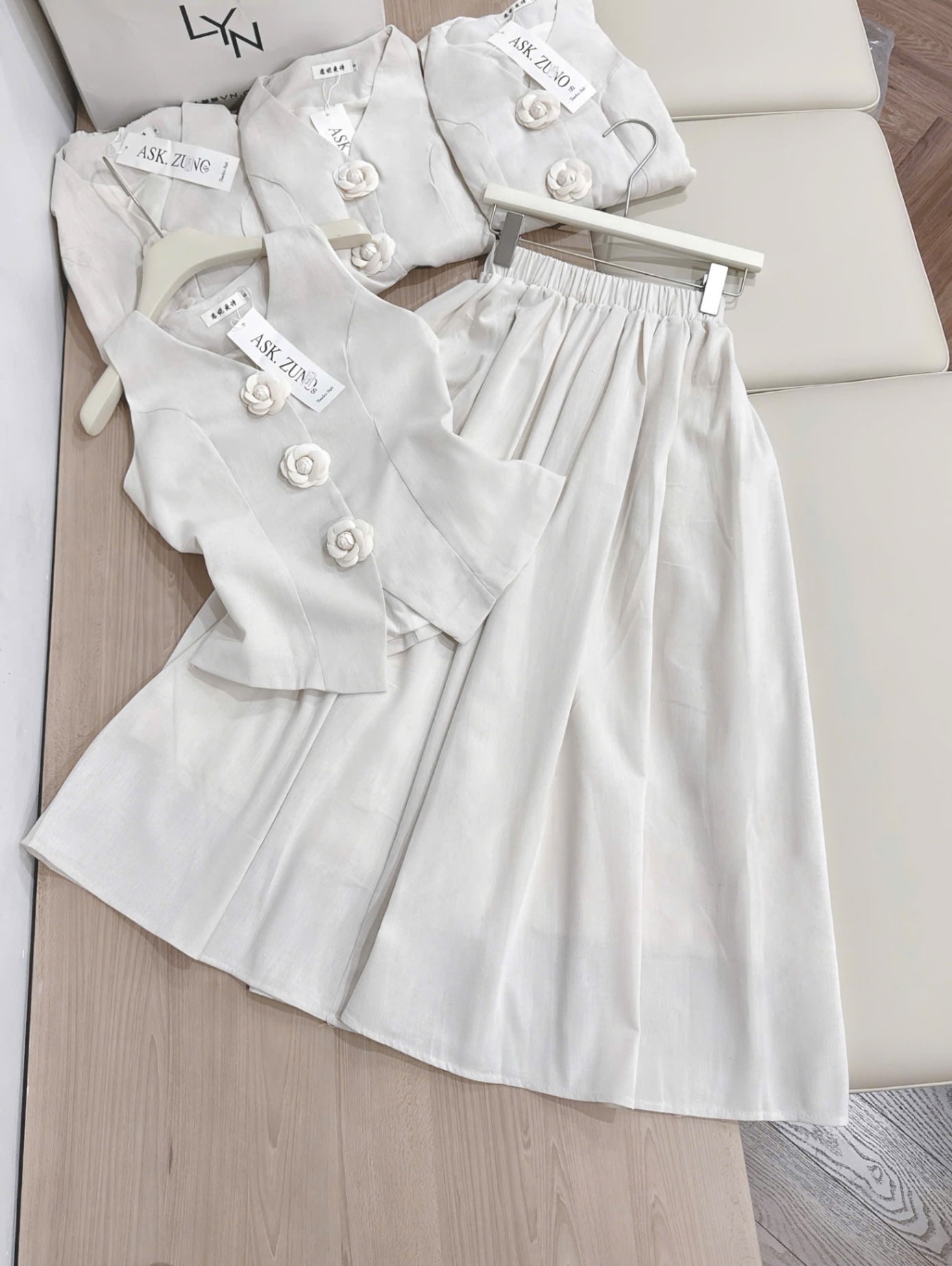 SÉT LIEN CỔ VEST ĐÍNH HOA MÀU BE