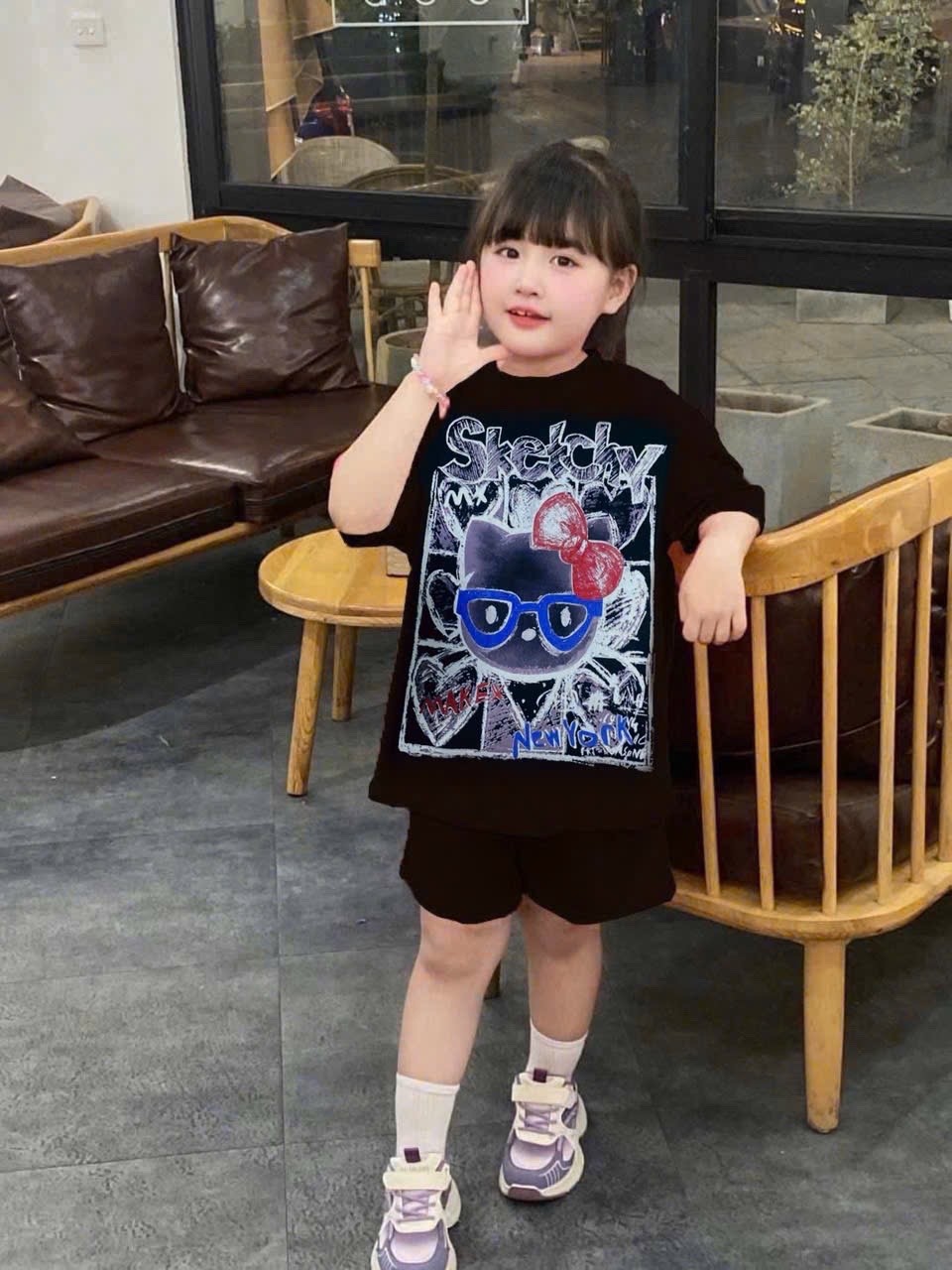 BỘ CÔ GÁI ĐEO KÍNH CHO BÉ