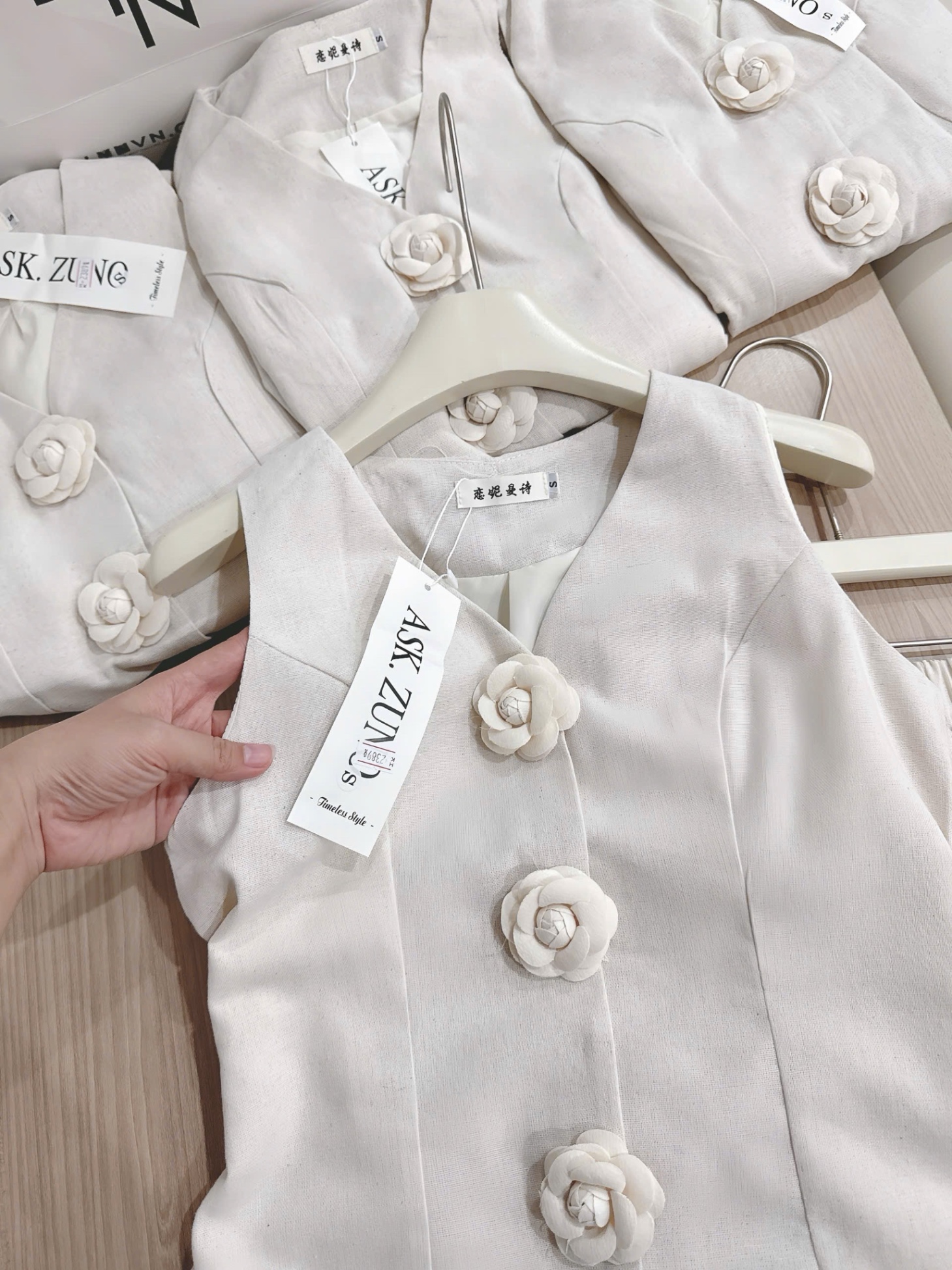 SÉT LIEN CỔ VEST ĐÍNH HOA MÀU BE