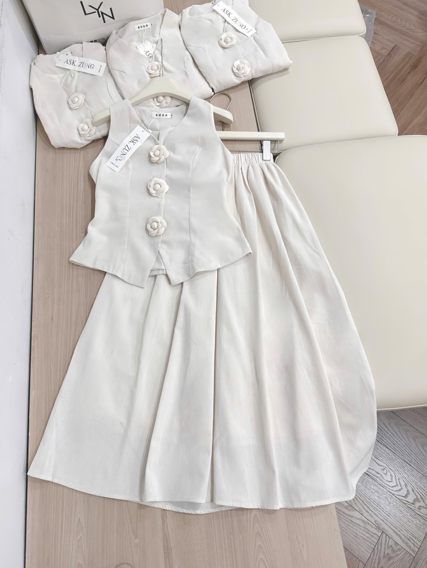 SÉT LIEN CỔ VEST ĐÍNH HOA MÀU BE