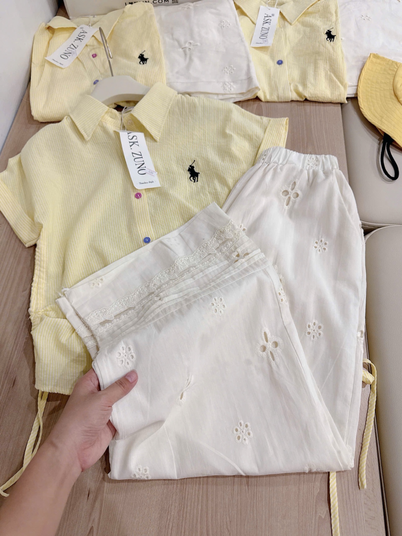 SET AO SƠ MI VÀNG QUẦN SUÔNG THÊU HOA ĐỤC LỖ
