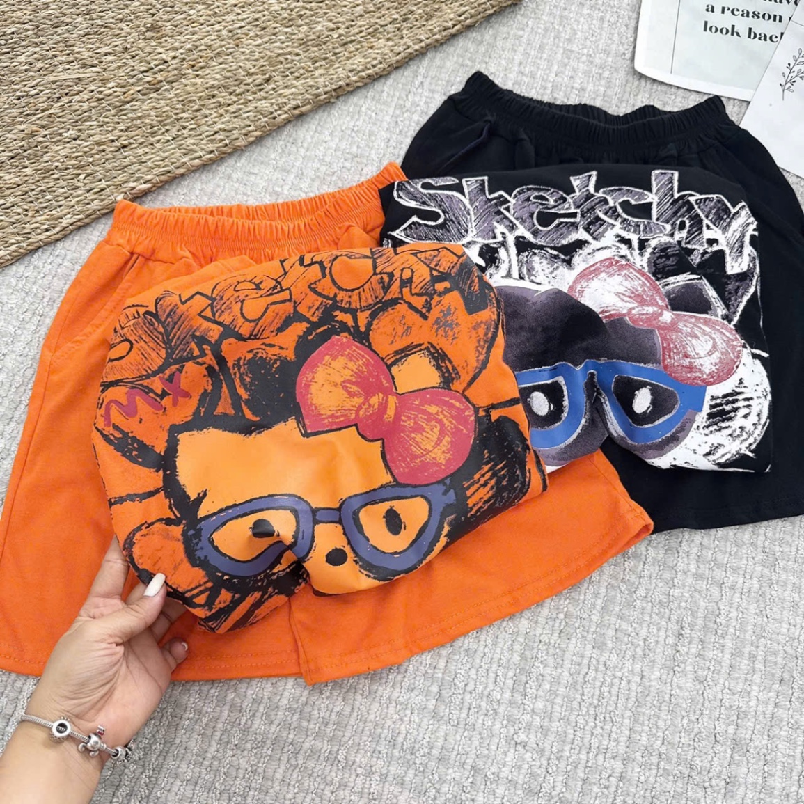 BỘ CÔ GÁI ĐEO KÍNH CHO BÉ