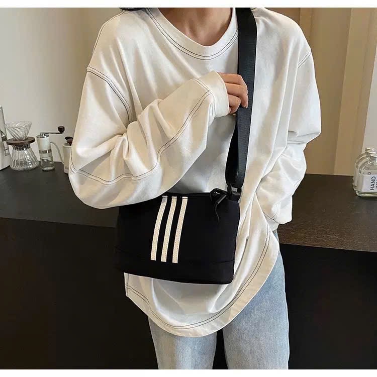 TÚI ĐEO MÀU ĐEN 3 SỌC