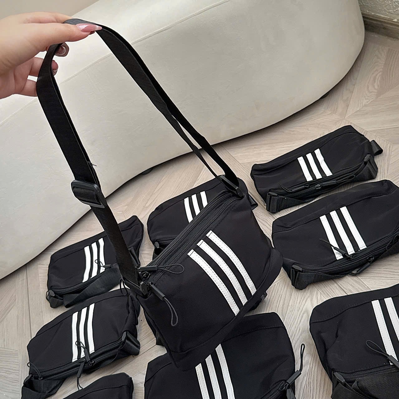 TÚI ĐEO MÀU ĐEN 3 SỌC
