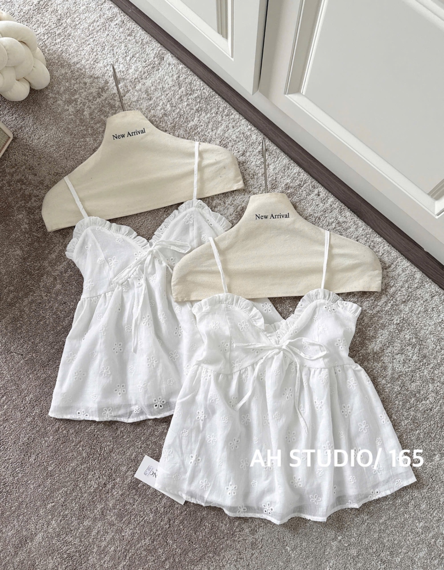 ÁO THÔ HOA ĐỤC LỖ 2S MÀU TRẮNG