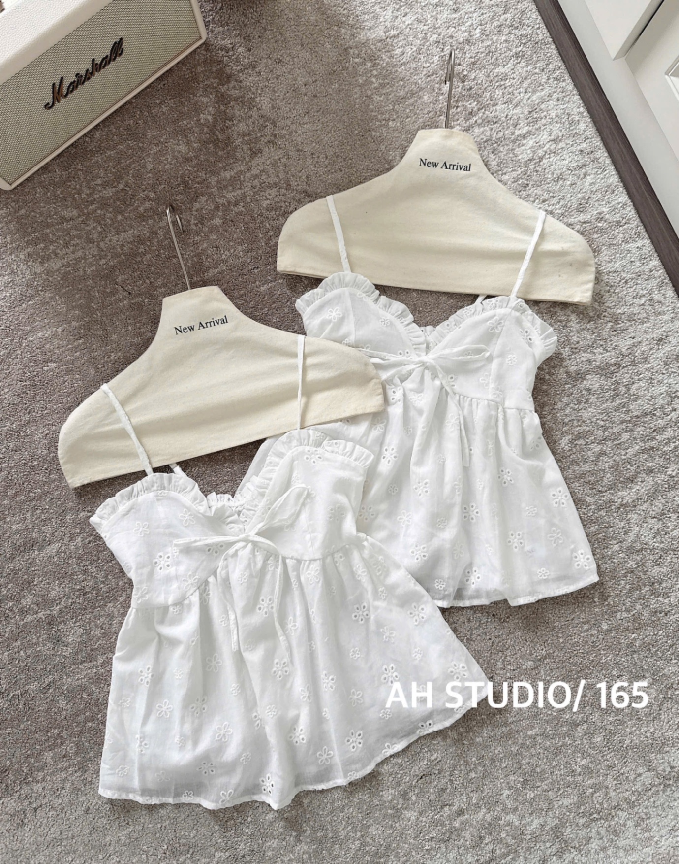 ÁO THÔ HOA ĐỤC LỖ 2S MÀU TRẮNG