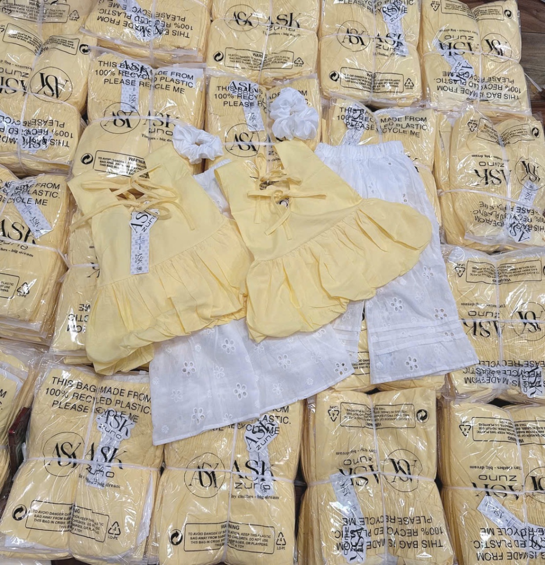 SET ÁO YẾM VÀNG BUỘC DÂY MIX QUẦN SUÔNG THÊU HOA ĐỤC LỖ