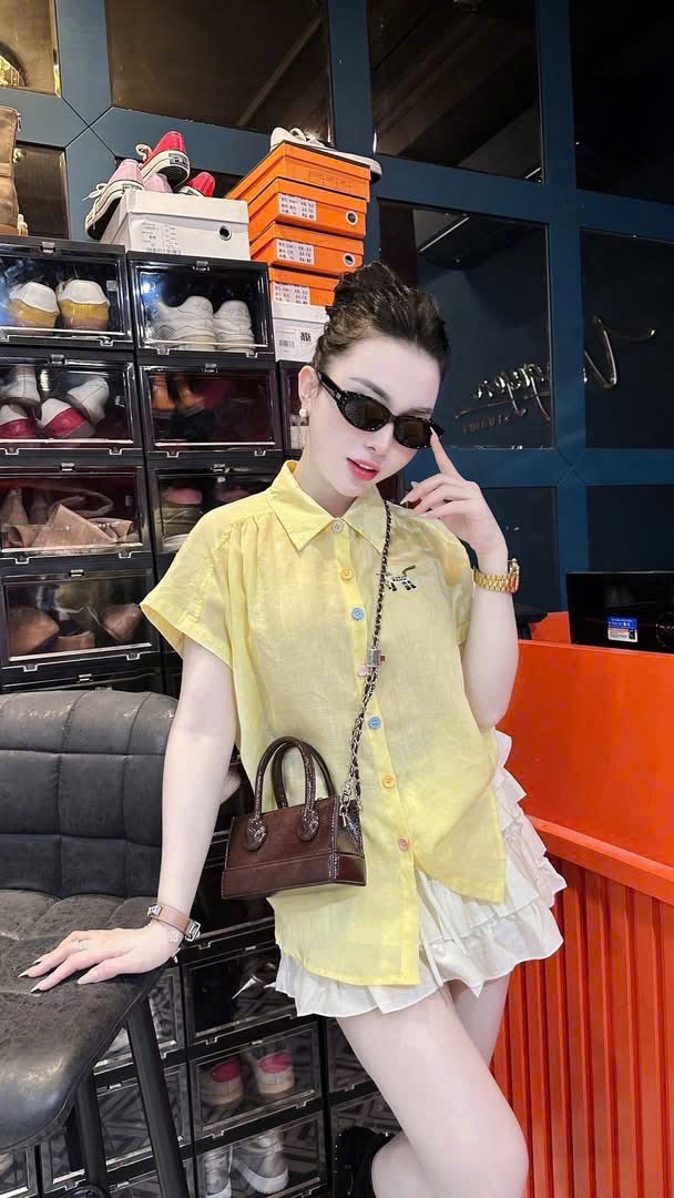 ÁO SƠ MI TAY LIỀN CÚC MÀU THÊU NGỰA