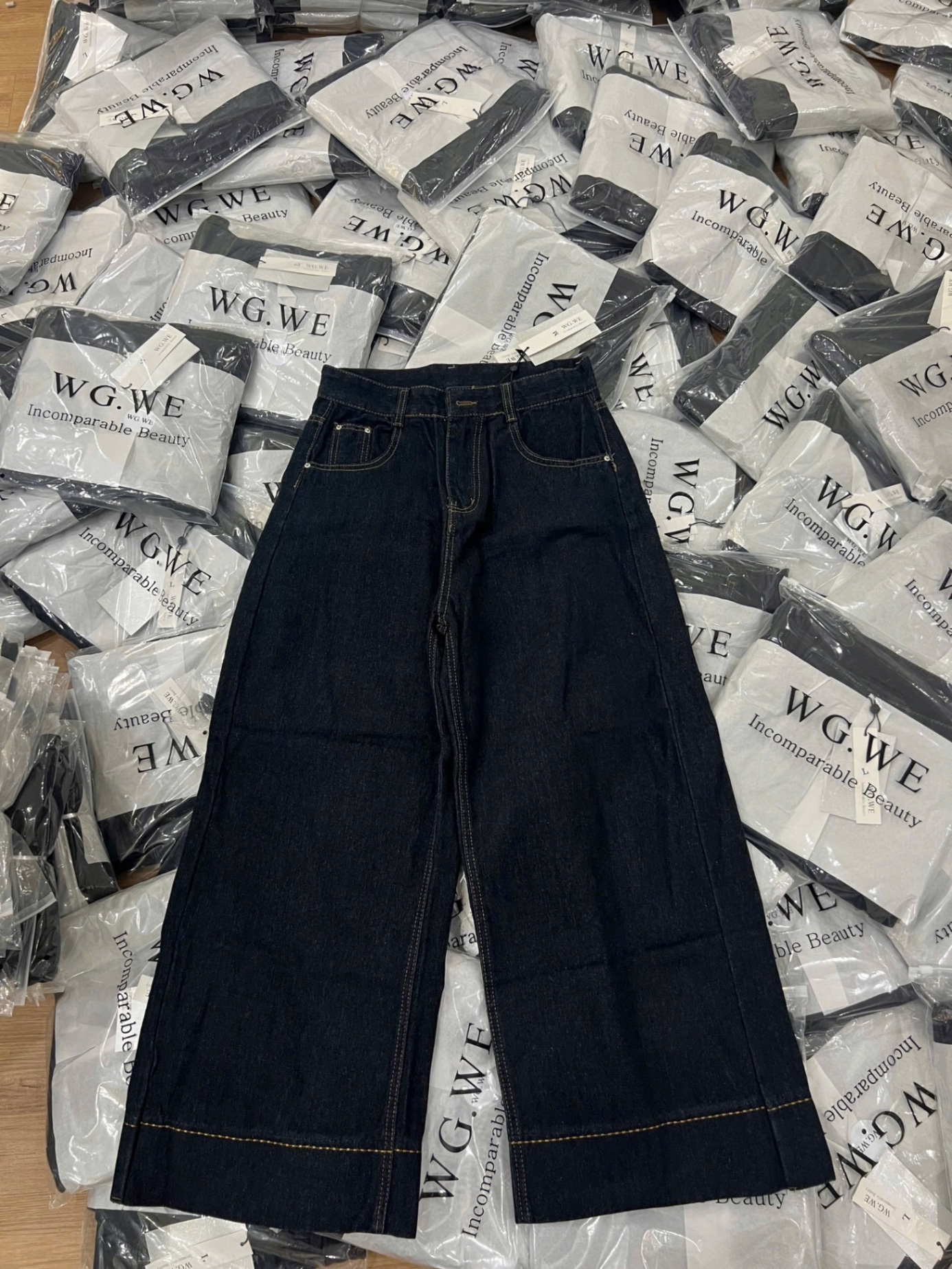 QUẦN JEAN SUÔNG WGWE THÊU CHỈ NỔI GẤU TO