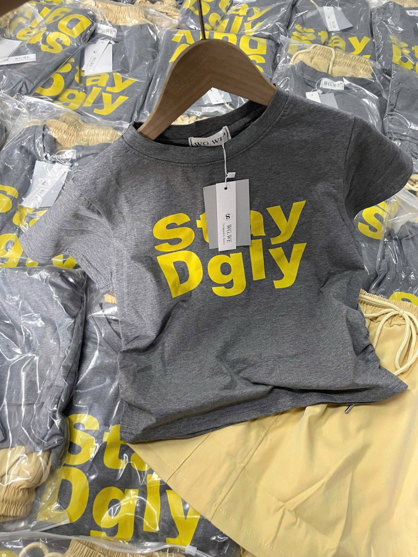 SÉT ÁO GHI CỘC CHỮ STAY MIX CV TÚI HỘP
