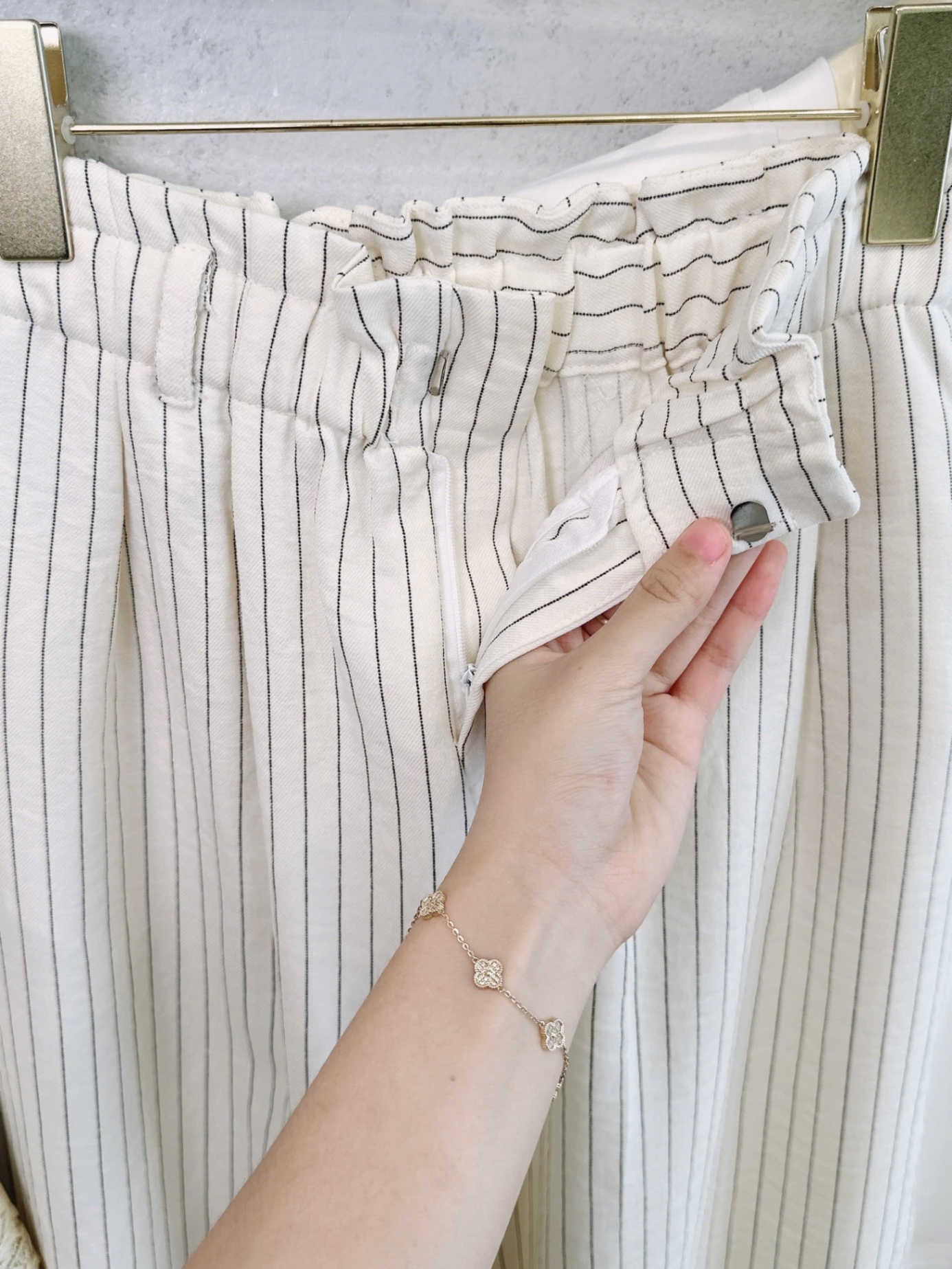 SET ÁO PHÔNG TRẮNG CỘC QUẦN KẺ SUÔNG