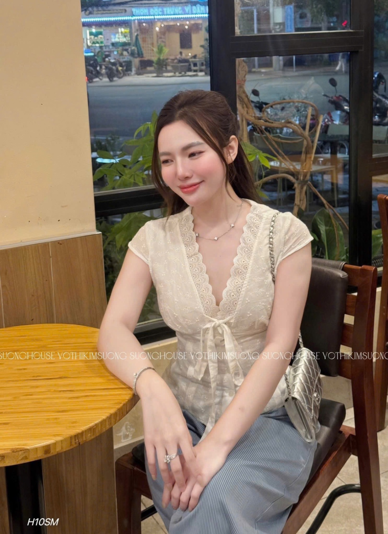 SET ÁO TRẮNG PHỐI REN CỔ V MIX QUẦN SUÔNG KE