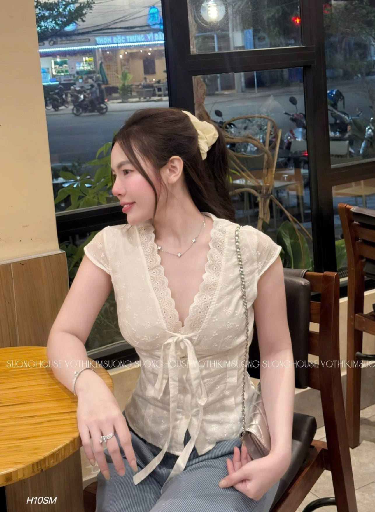 SET ÁO TRẮNG PHỐI REN CỔ V MIX QUẦN SUÔNG KE