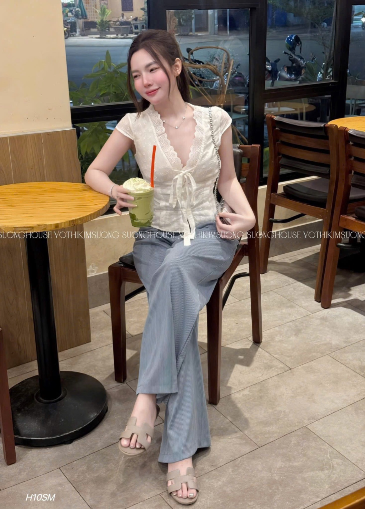 SET ÁO TRẮNG PHỐI REN CỔ V MIX QUẦN SUÔNG KE