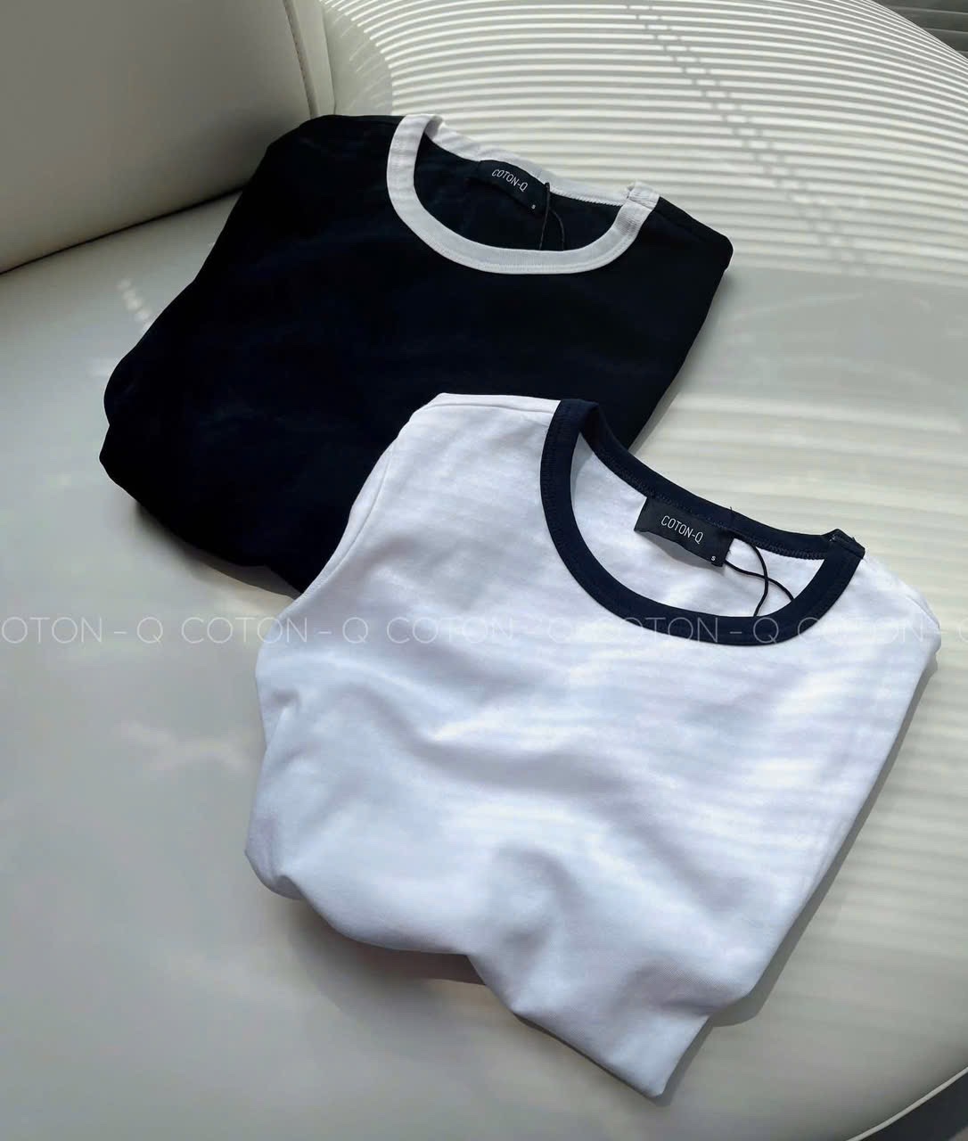 SET 2 ÁO ZIP TRƠN CỔ VIỀN ĐEN TRẮNG