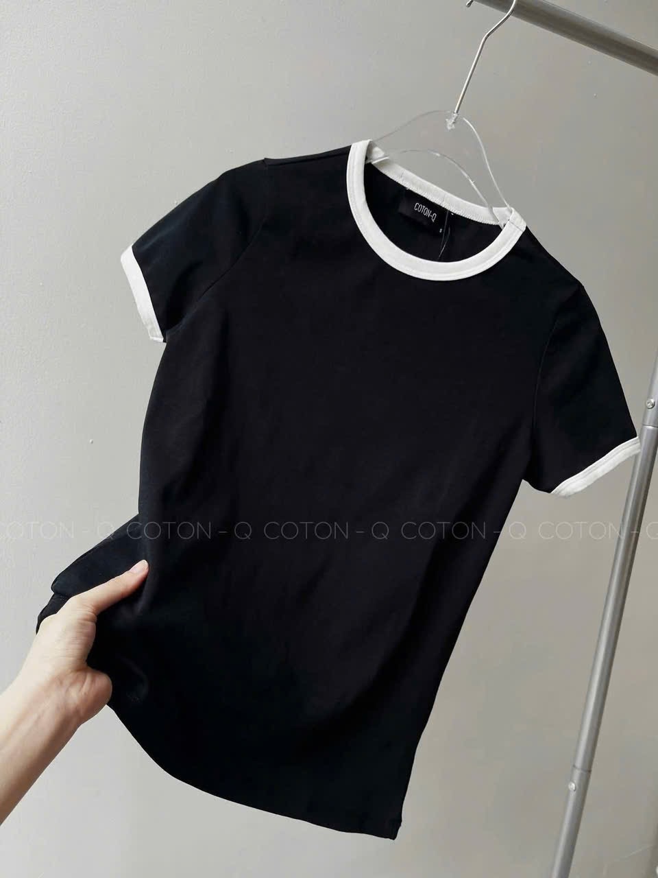 SET 2 ÁO ZIP TRƠN CỔ VIỀN ĐEN TRẮNG