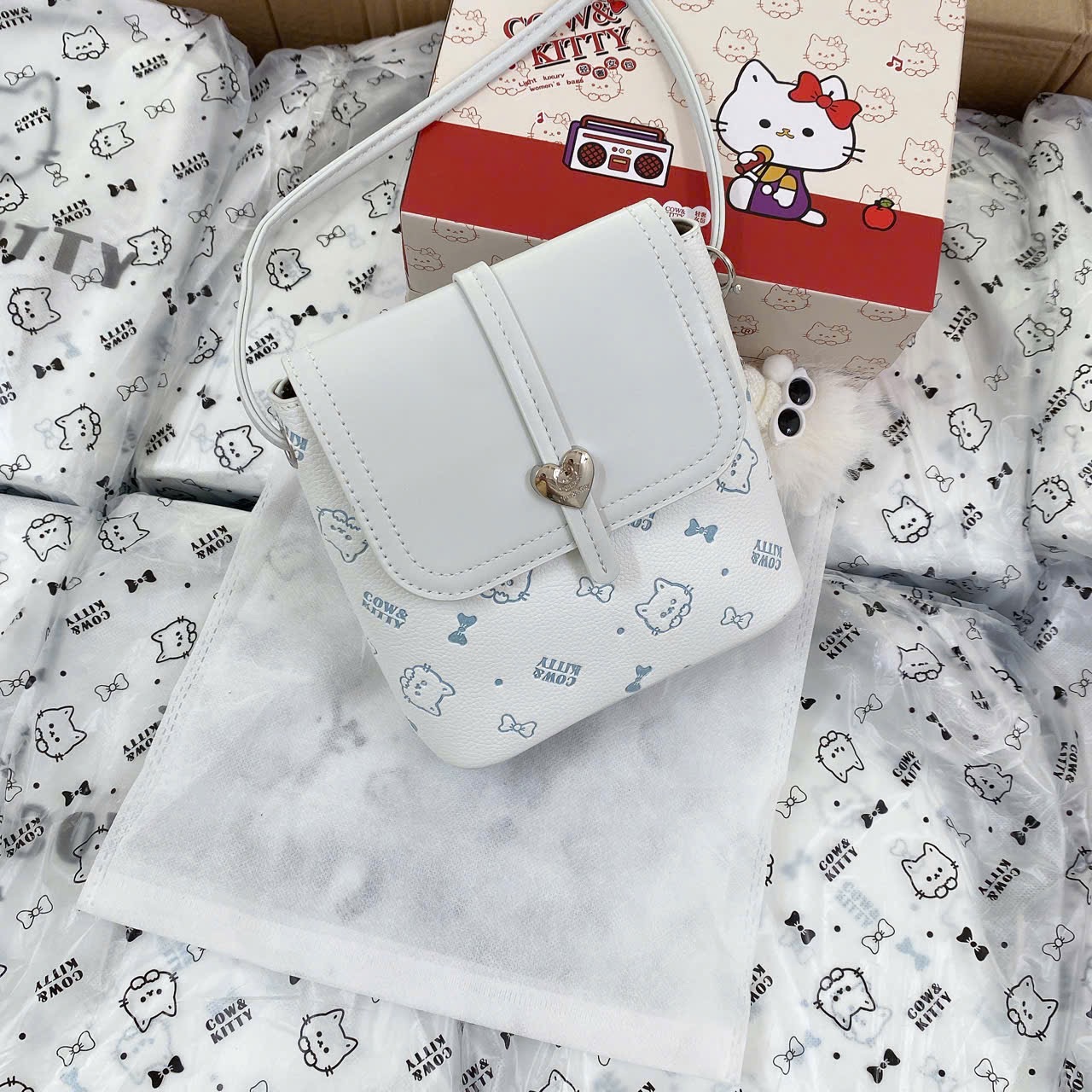 TÚI ĐEO CHÉO COW KITTY NẮP KHOÁ TIM M8002