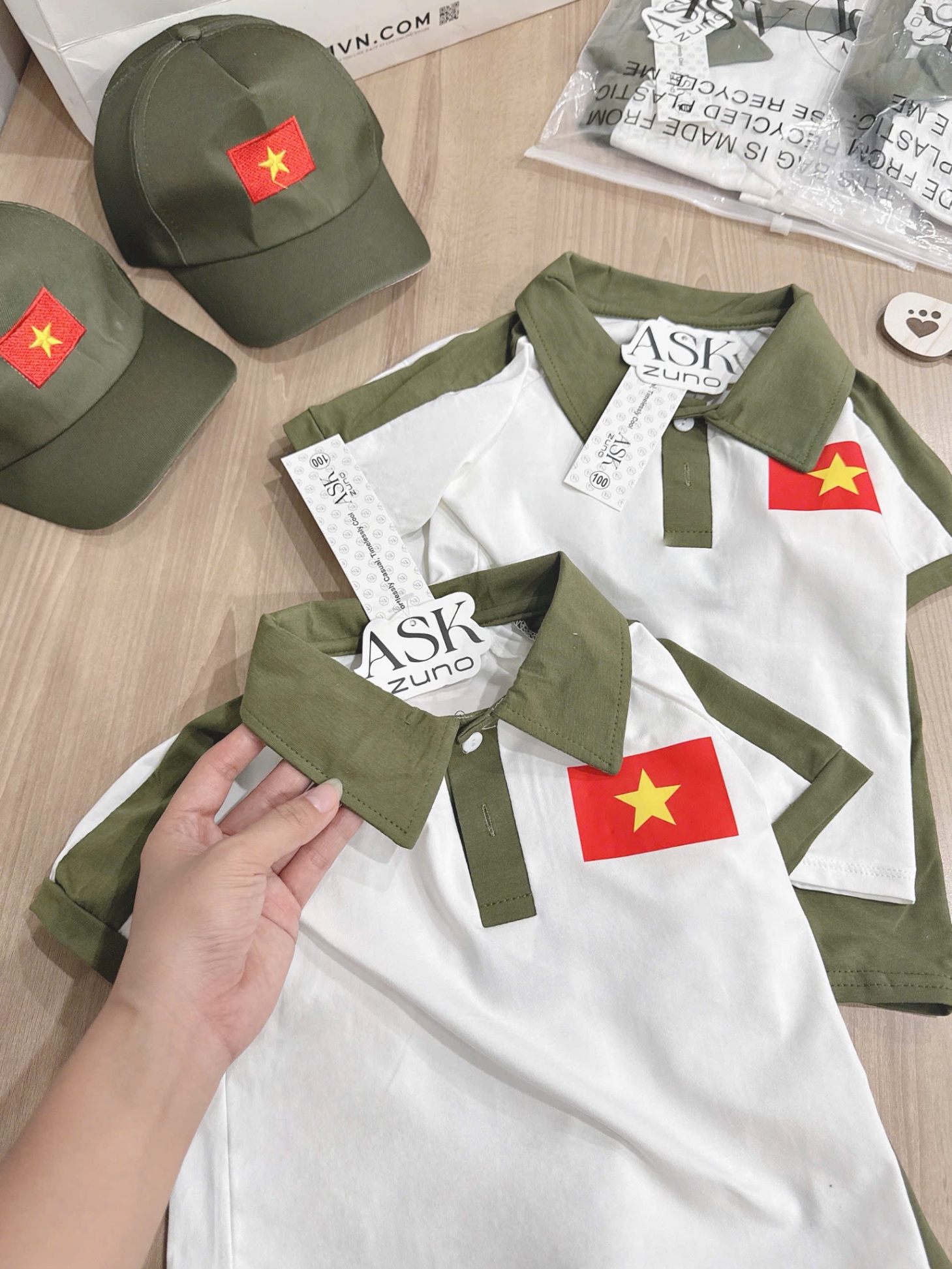 BỘ ĐÙI LÁ CỜ TRẮNG PHỐI RÊU KÈM MŨ