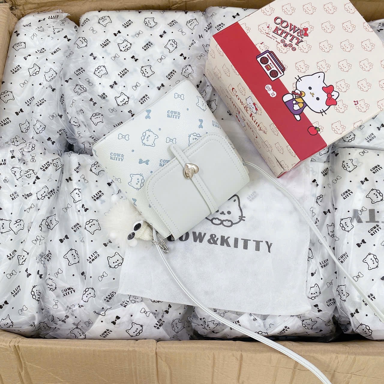 TÚI ĐEO CHÉO COW KITTY NẮP KHOÁ TIM M8002